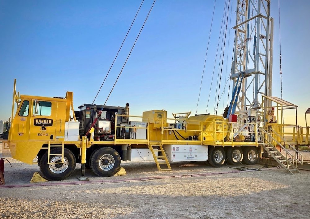 Hybrid battery-electric workover rig on site